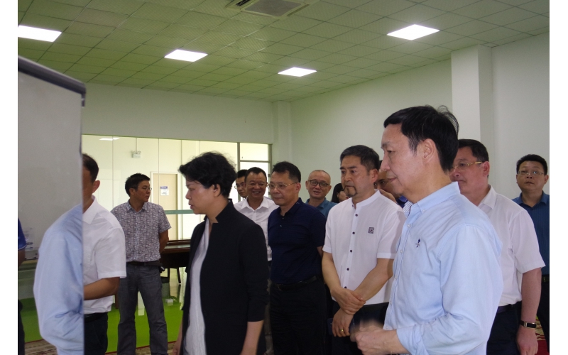 市委副書記、市長(zhǎng)張迎春走訪智能制造企業(yè)，來我司調(diào)研，與我司高層領(lǐng)導(dǎo)親切會(huì)面。
